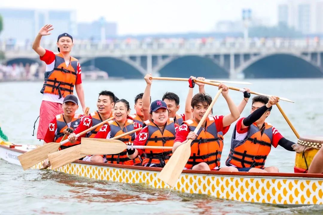 百舸争流竞扬帆不负众望勇夺魁,百舸争流龙舟竞渡