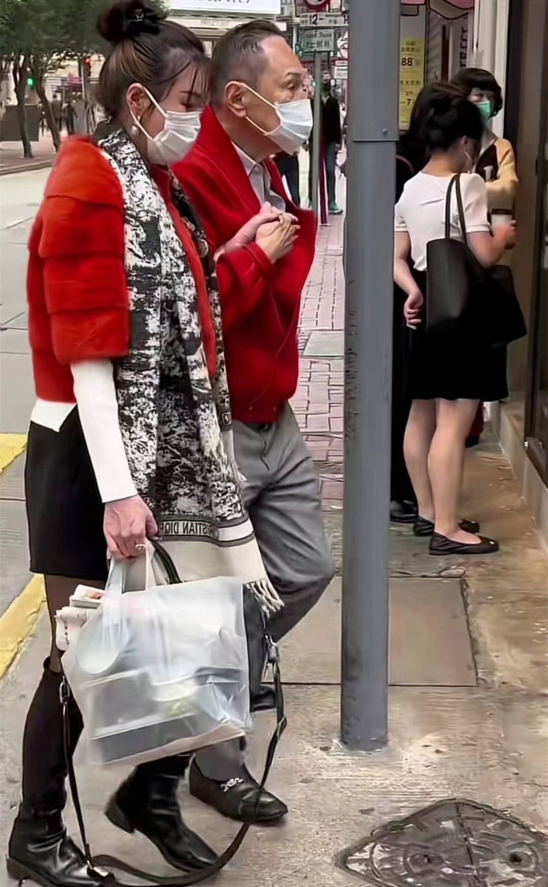 86岁赵世曾携女伴现身街头,赵世曾为女朋友庆生