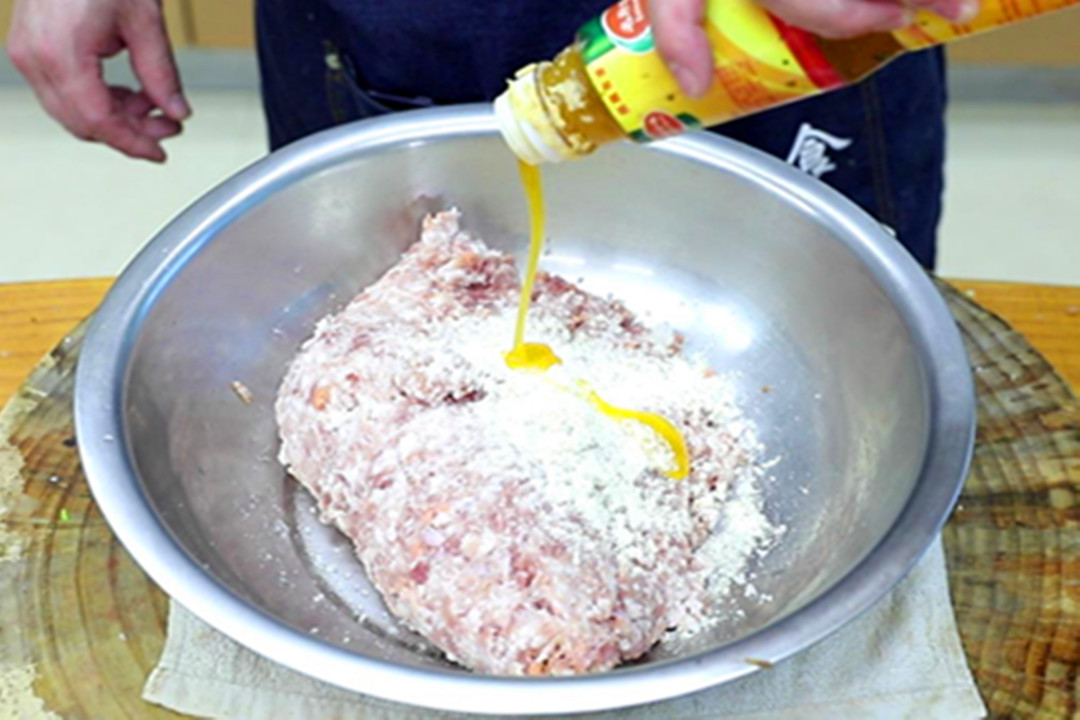 馄饨吃着像饺子?那是馅没调好!牢记“放1味加1油”,馅香汤又鲜