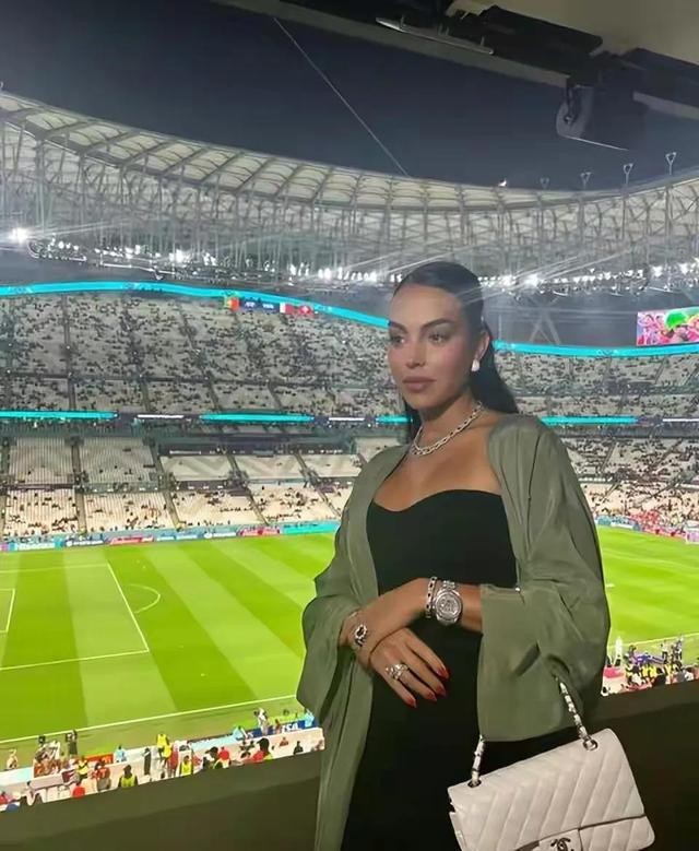 c罗携女友出席活动穿衣秀,c罗穿钻石裙现身戛纳