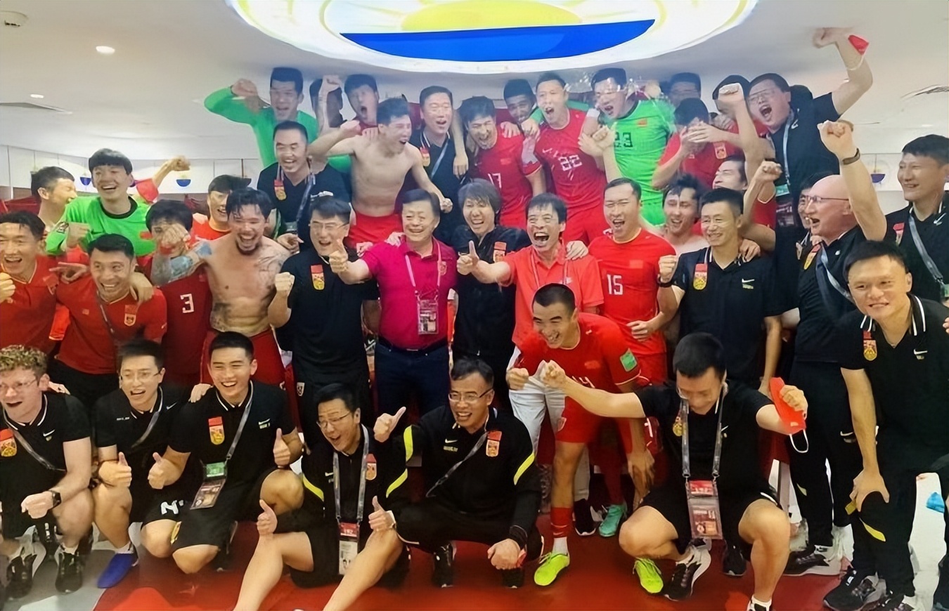 还记得这一幕吗？国足闯进12强，陈戌源赛后在更衣室转圈跳舞庆祝