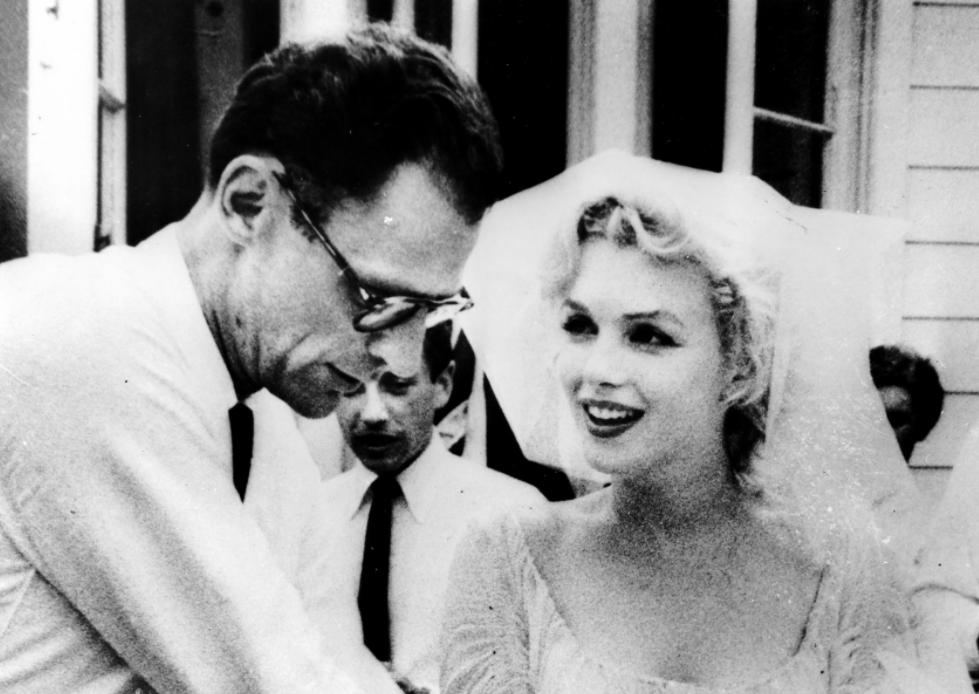 肯尼迪生日宴上梦露穿着,玛丽莲梦露在肯尼迪生日宴会上