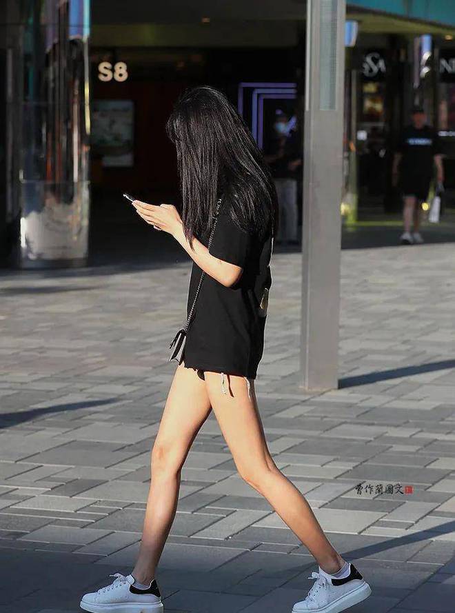 用肉色*袜丝***袜丝**就不一样了，美女是怎样用肉丝为自己加分的