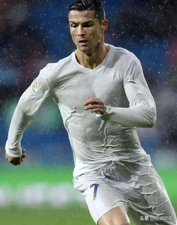 c罗的腹肌和国足比较,c罗腹肌对比中国男足
