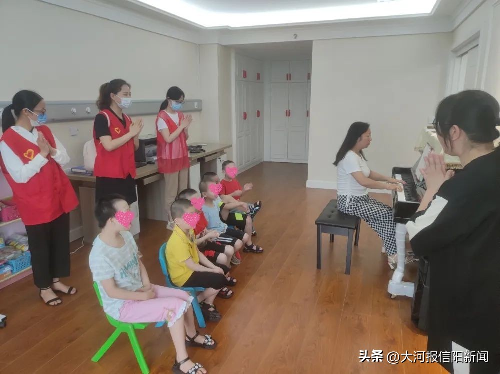 奉献爱心的志愿者,关爱贫困儿童志愿者在行动