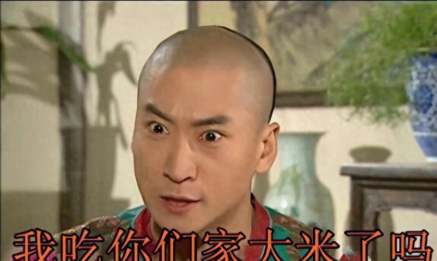 牛角胸罩，诱惑式舔刀尖，这些颠覆三观的镜头，看完让人一言难尽