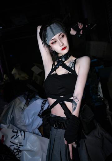 漫展不雅视频女主怒怼网友,公共场所亲热是自愿,骑马上阵是自信