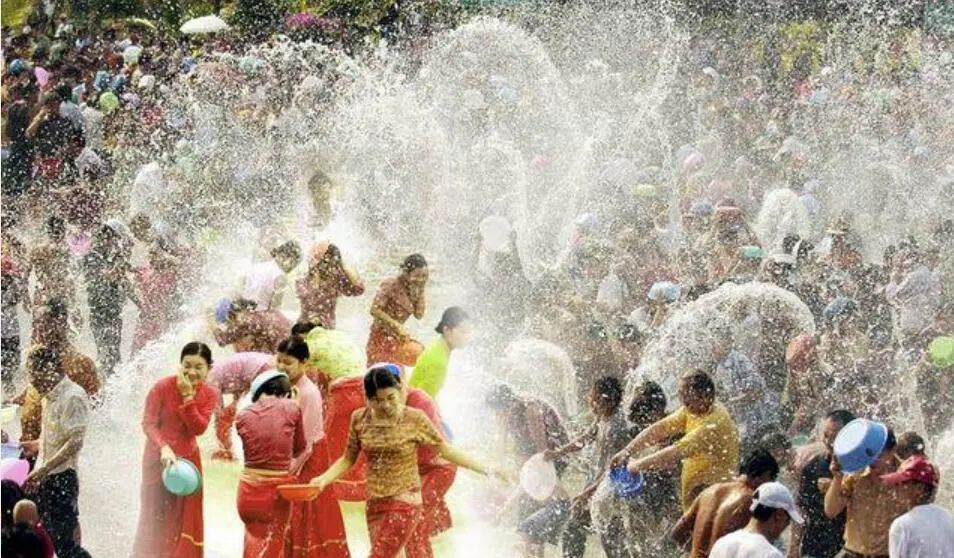 网友质疑泼水节,泼水节是娱乐活动吗