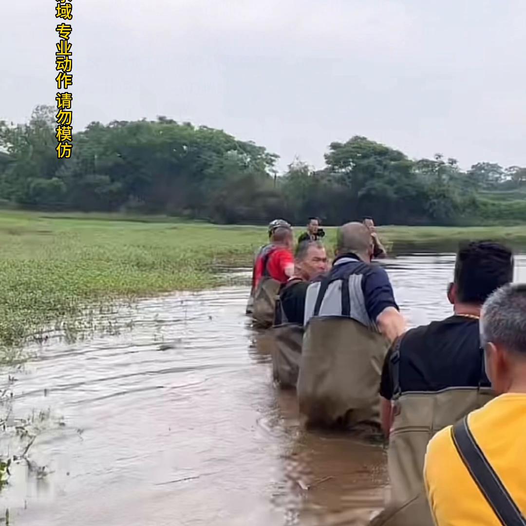 一亩鱼塘能产5000斤鱼,6亩鱼塘一年出10万斤鱼