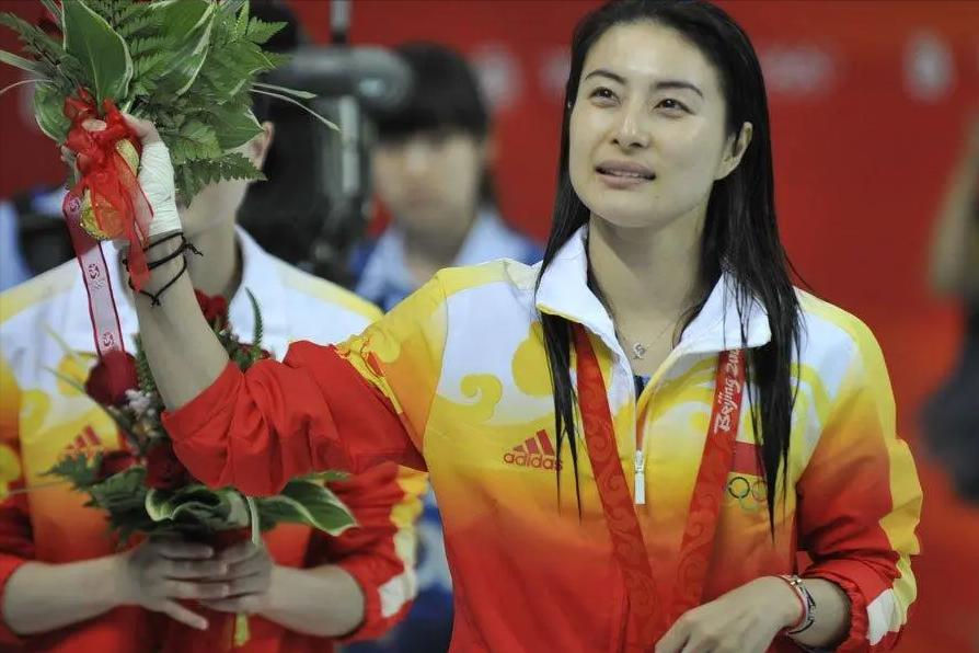 郭晶晶背小布包和老公上街购物 (郭晶晶用的帆布爱马仕包)