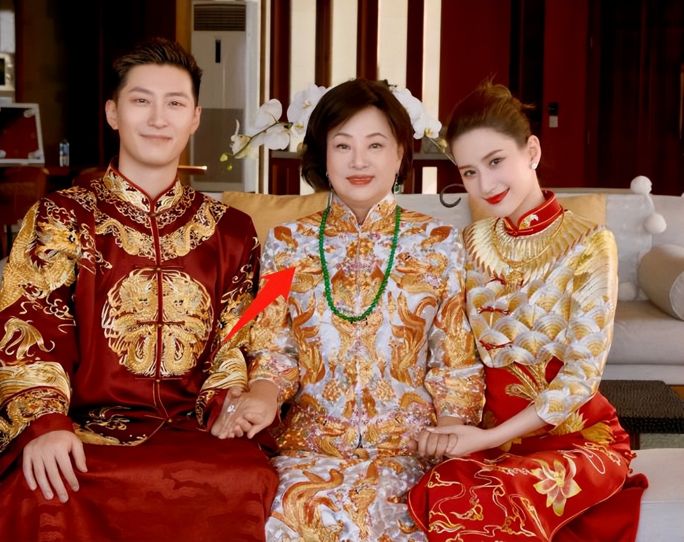 何超莲头戴皇冠走路,何超莲婚礼赌王三太太同款礼服