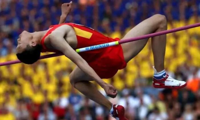 张国伟夺冠视频撑杆,张国伟赛季首秀夺冠