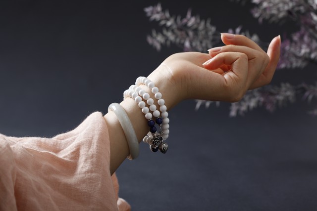 送手链给女孩代表什么意思，向女孩赠送手链背后的意义