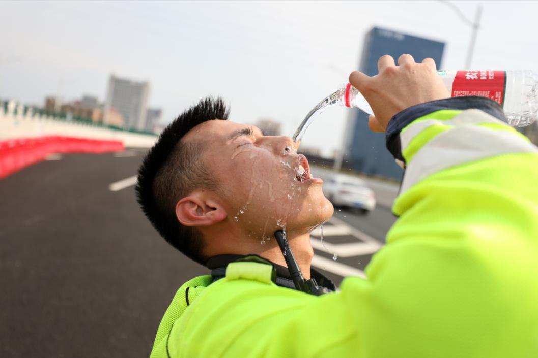 党旗在我们的心中高高飘扬,让党旗在基层一线高高飘扬