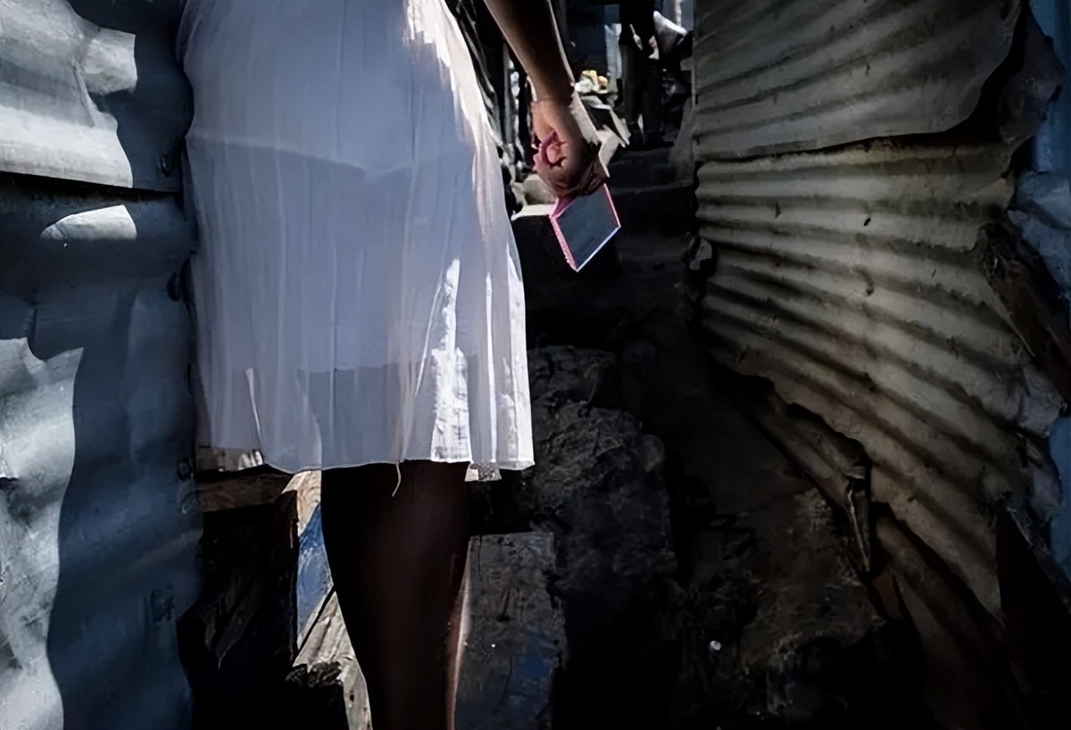 全球最拥挤小岛足球场,半个足球场大小的小岛