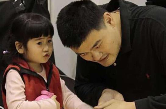 篮球巨人姚明近况,篮球队员姚明夫妻照