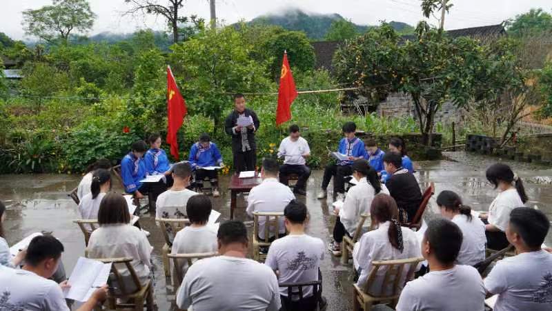 湘西：少数民族青年结合传统非遗文化热议习*平近**总书记在庆祝中国共产主义青年团成立100周年大会上重要讲话