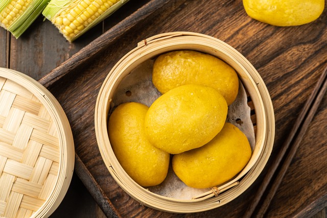 我帮同学交三年学费，他功成名就不接我电话，我拉黑后却来找我