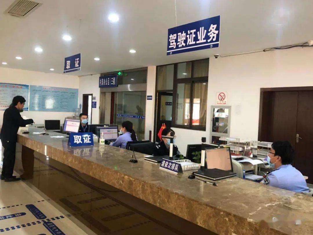 驾驶证过期了交警抓到怎么处理,驾驶证过期怎么处理和注销