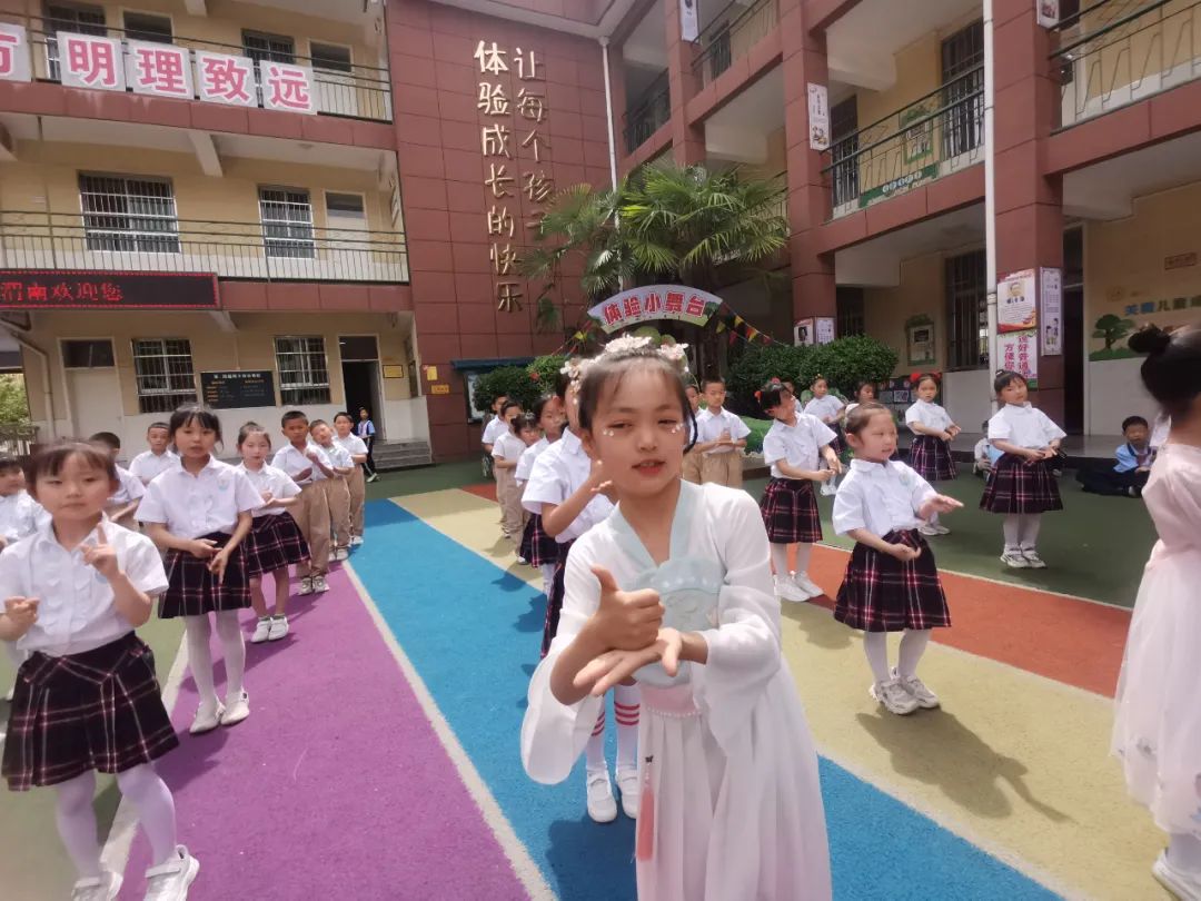 舞出勇气跳出自信——临渭区胜利小学开展“体验小舞台”梦想秀活动