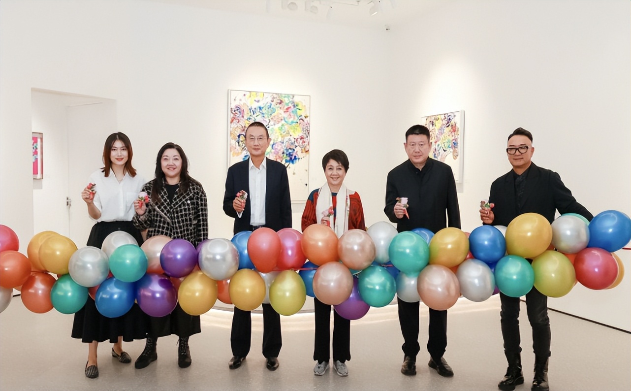 奚梦瑶与何猷君出席家族活动,奚梦瑶晒出一家四口握手照