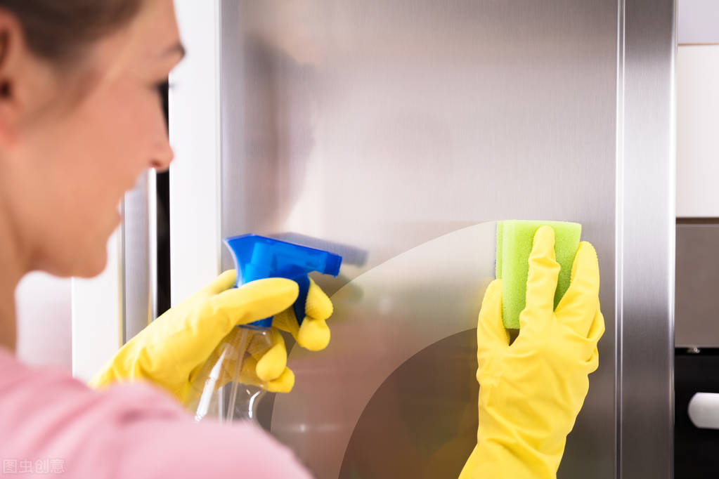 冰箱太脏了怎么洗才干净,冰箱脏了用什么来擦最快方法