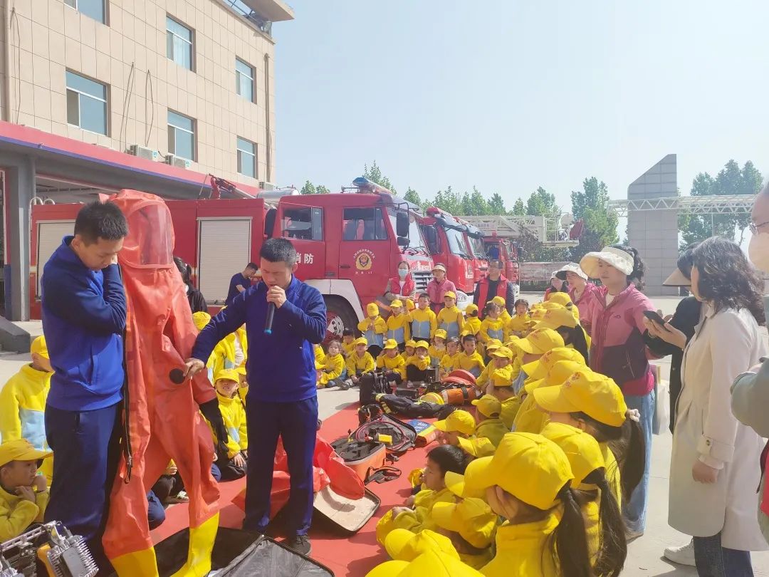 【垣曲县滨都幼儿园】滨都萌娃走进*防队消**致敬最美“火焰蓝”