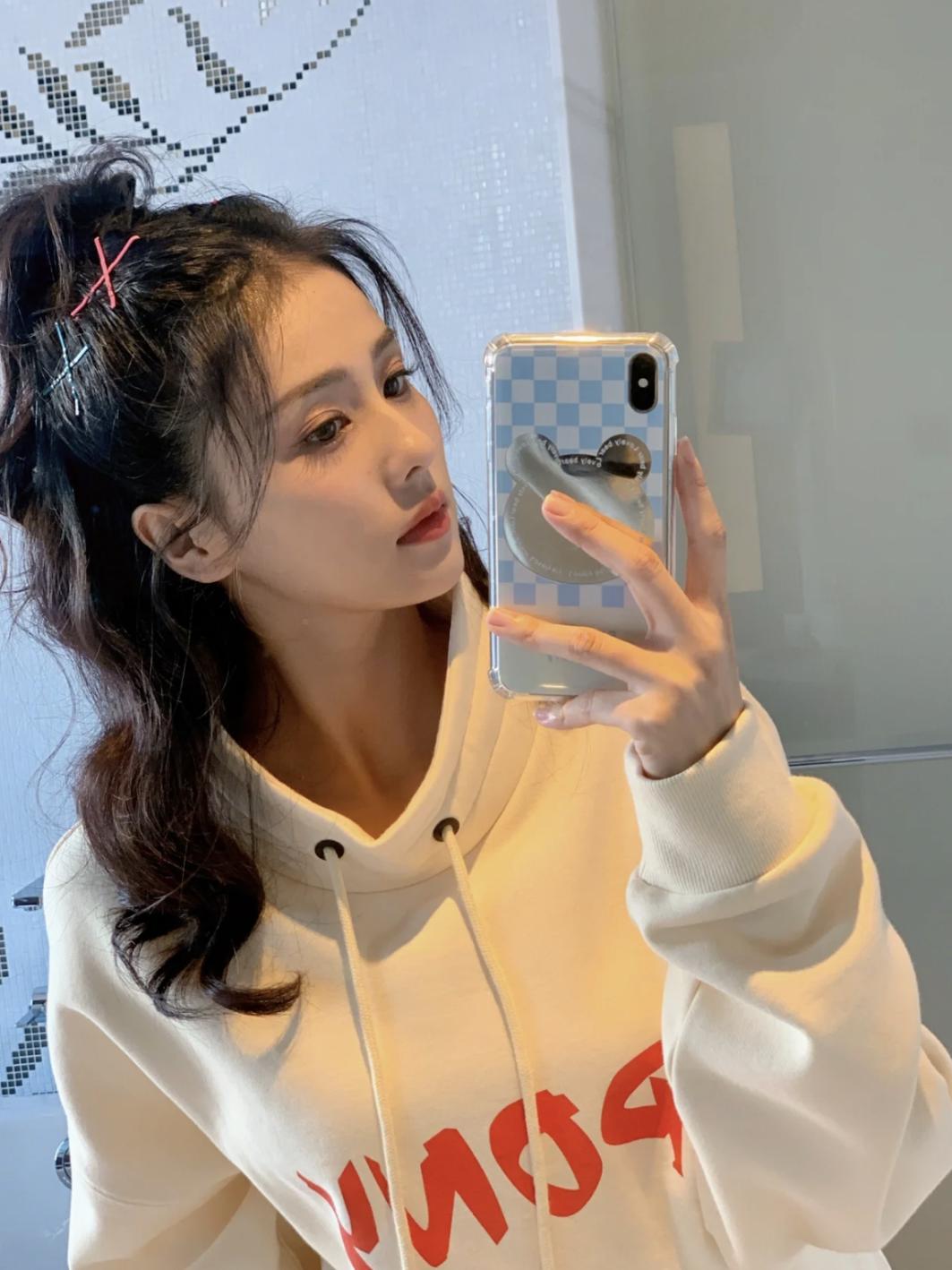 别再披头散发了教你一招秒变女神,今年别再披头散发了三款减龄发型