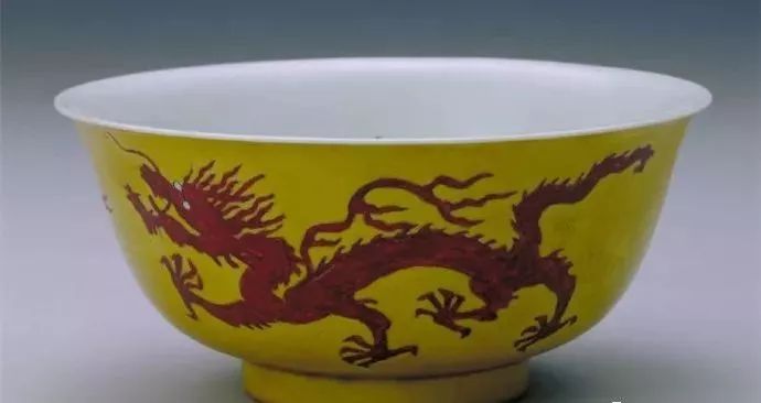 大清嘉庆香草龙纹官窑盘,清三代瓷器龙纹特征