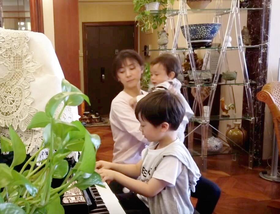 尤小刚与田歌离婚30年:他三婚娶小妻子64岁做父亲,她至今单身