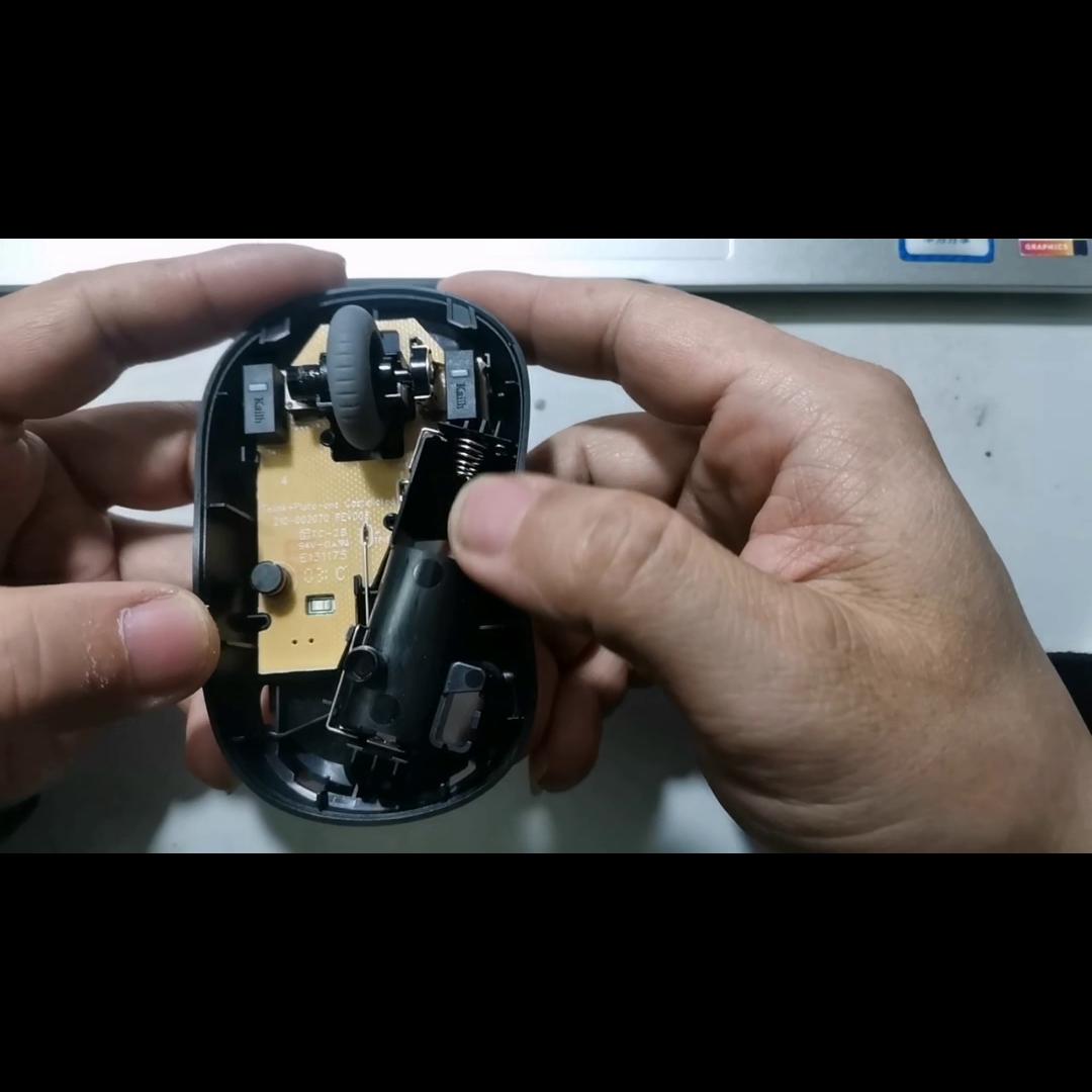 帮小姐姐修个小鼠标，小小的滚轮来回跳，小小的烦恼帮他除...