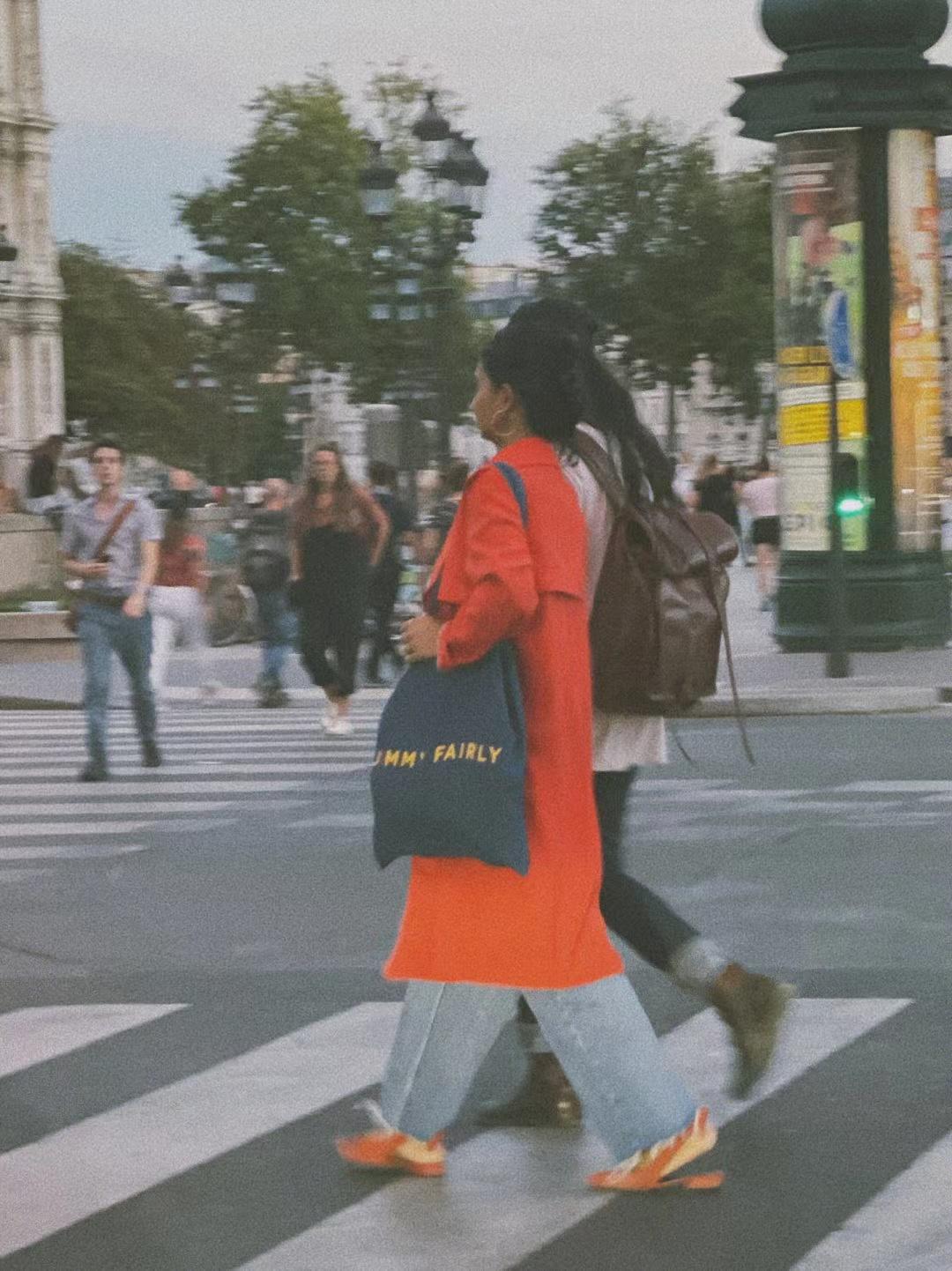 女士帆布包法国,法国女人穿衣服不追求奢侈品