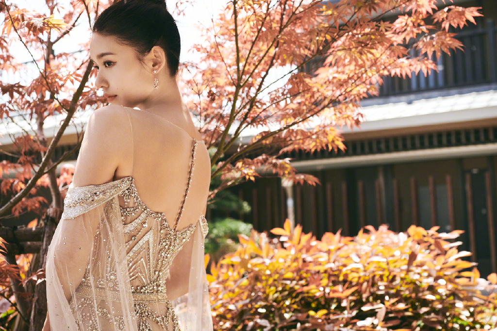 林允一袭黑色吊带深v长裙走红毯,林允粉色镂空长裙造型甜美清新