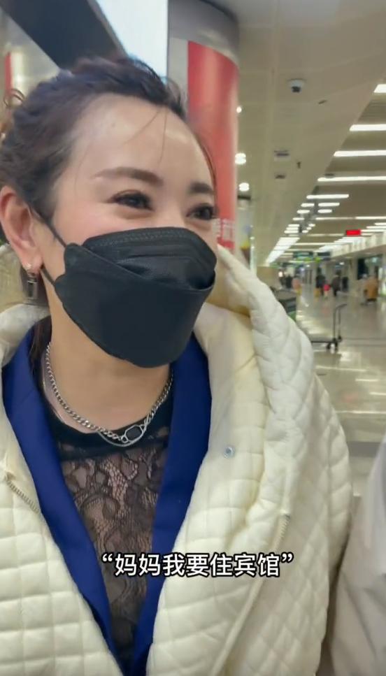 李勒优第一次见她妈妈在机场视频,优优李勒优现状