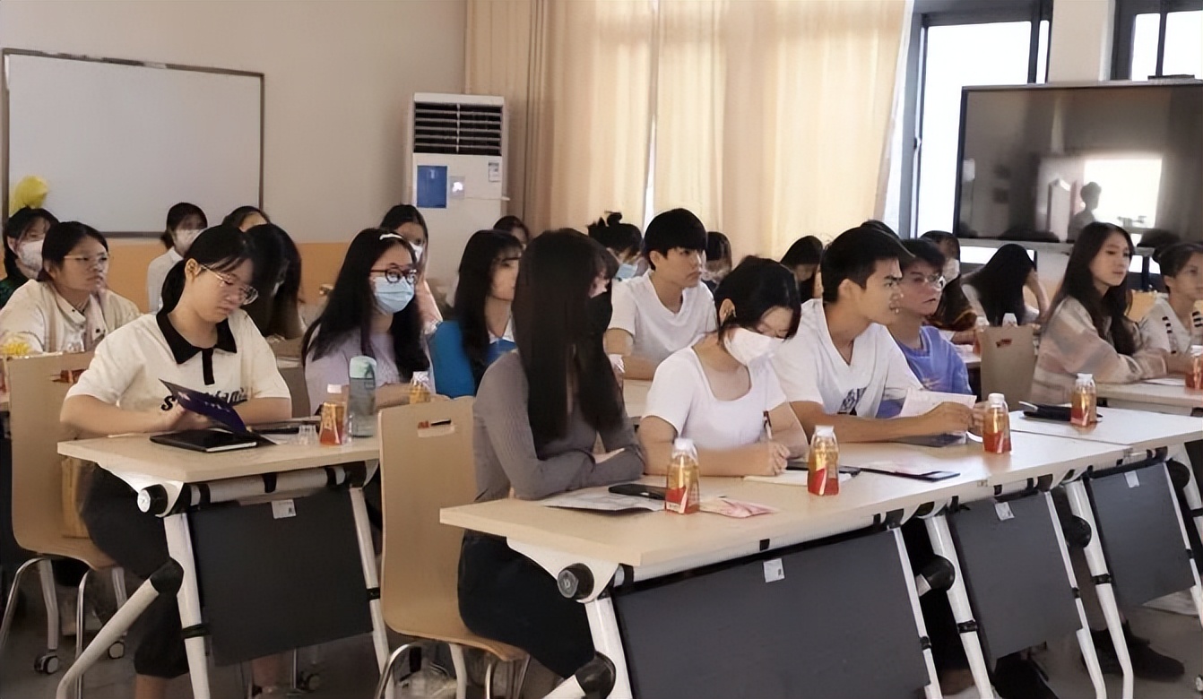 大广节携V-GIRL未可走进广西财经学院，感受青春创意之美