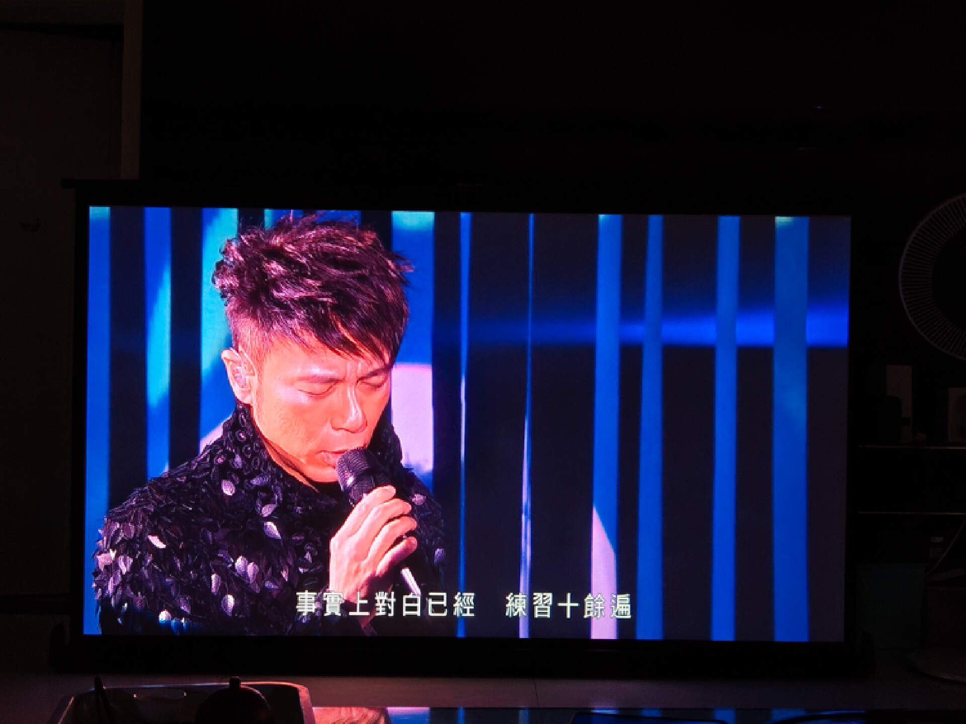 300元左右的投影仪是不是智商税,一千多块钱的投影仪靠谱吗