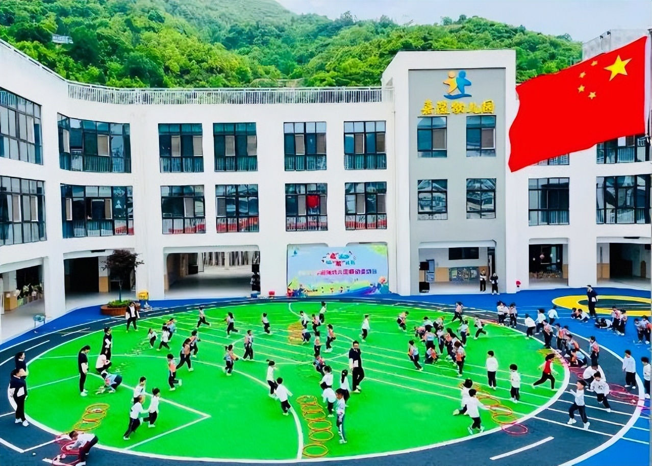 人造草坪的使用寿命,幼儿园人造草坪好不好做