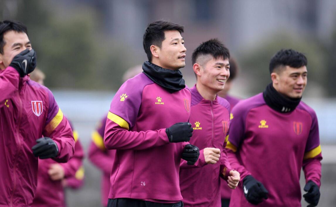 成都蓉城开启海外拉练，艾克森、唐淼、董岩峰加盟，多名球员加入