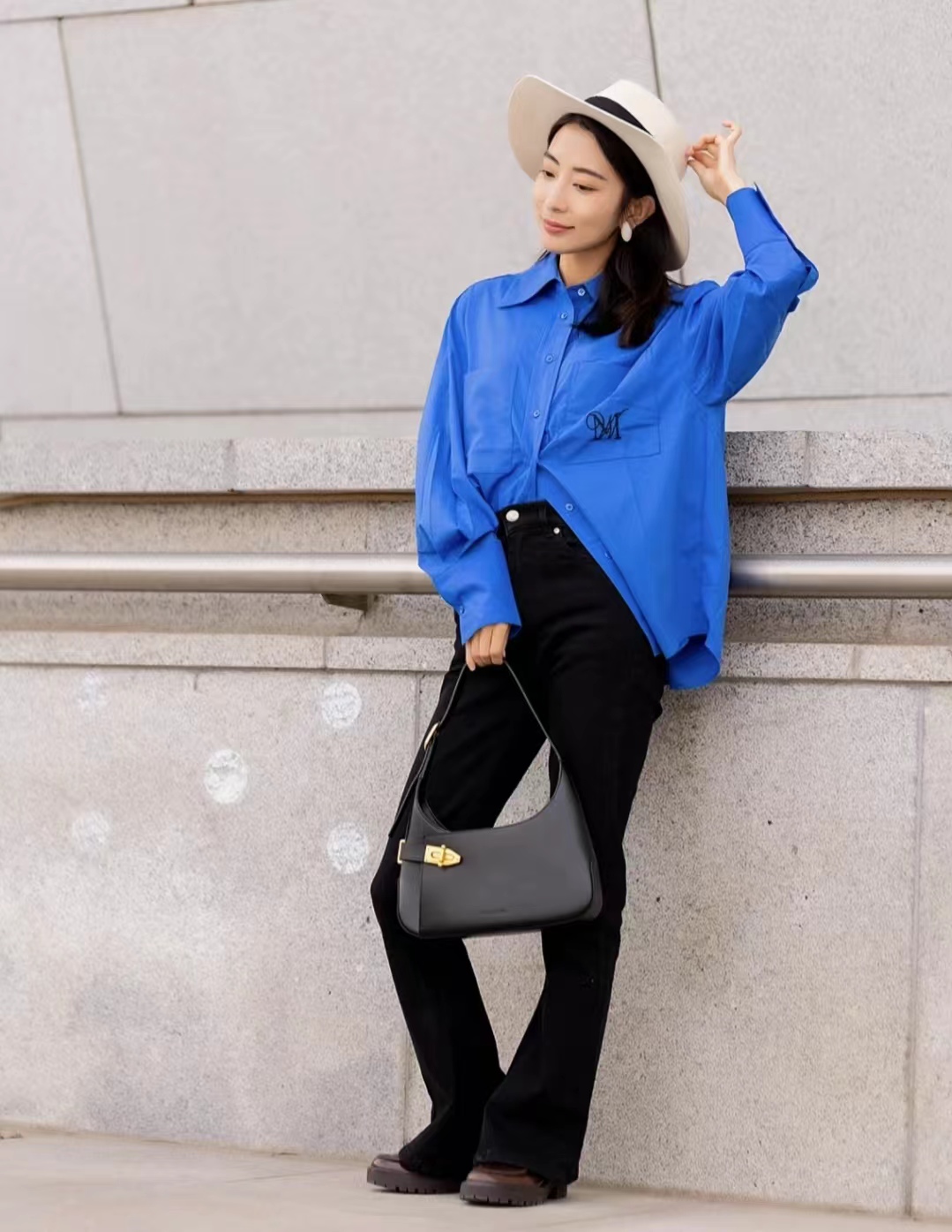 穿黑色裤子配什么色上衣,黑色宽腿裤子配什么上衣