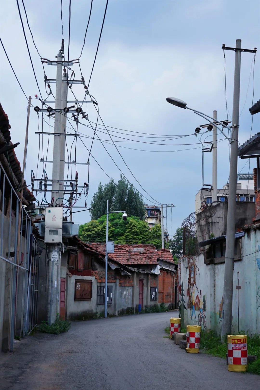 穿越五块石的百米窄巷，打开铁半城的光