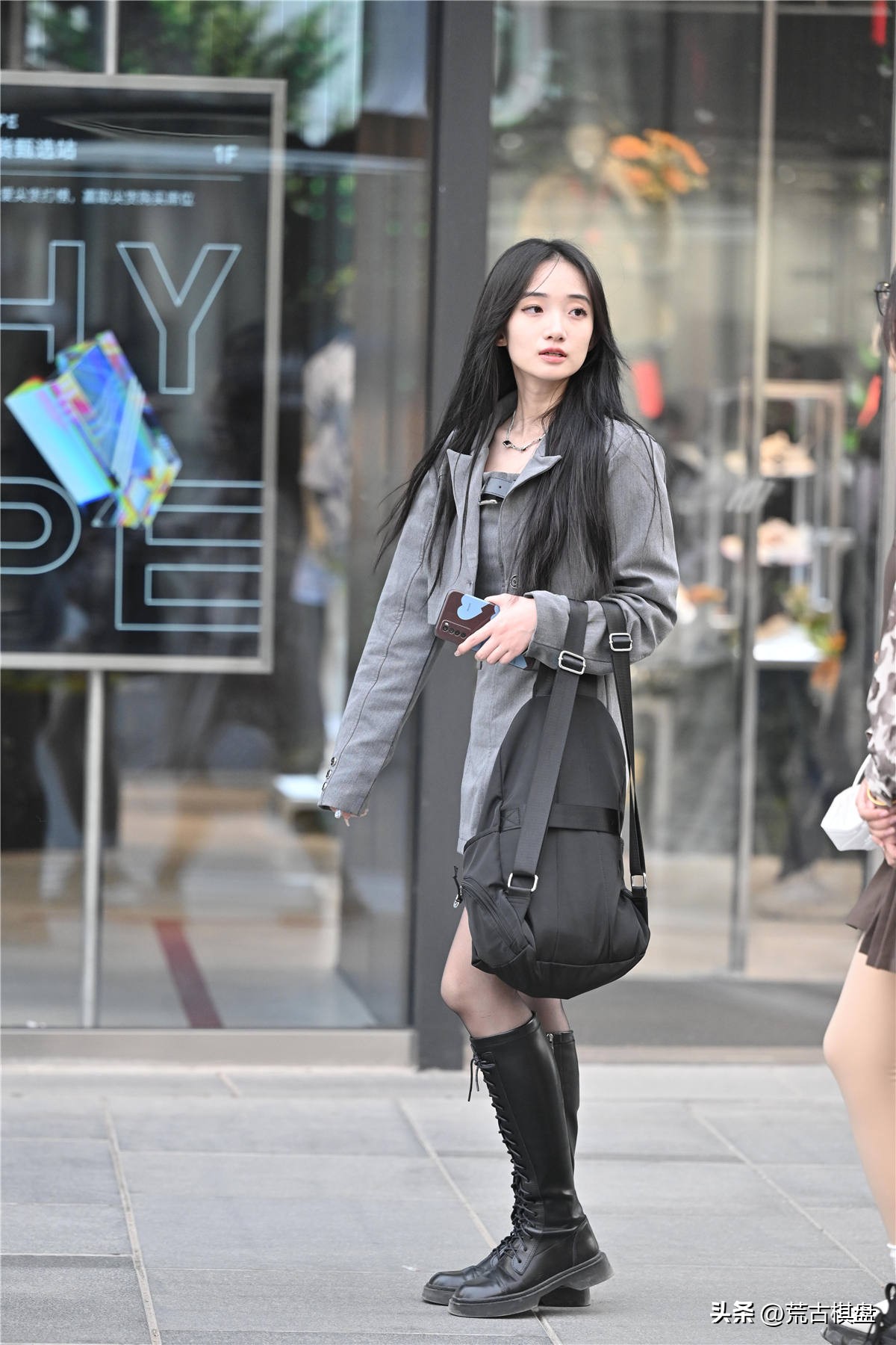 蕾丝短袜长靴怎么搭配好看,黑色长靴和棕色长靴哪个更好搭配