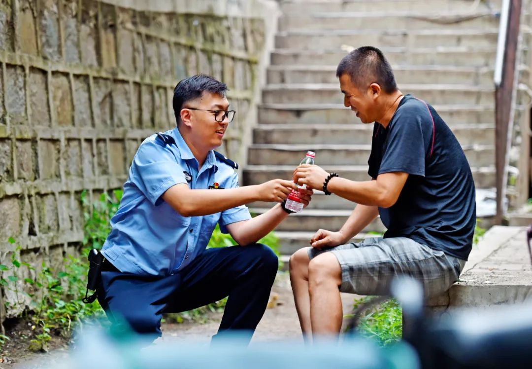 高温遇到警察的图片,高温下他们仍在坚守训练
