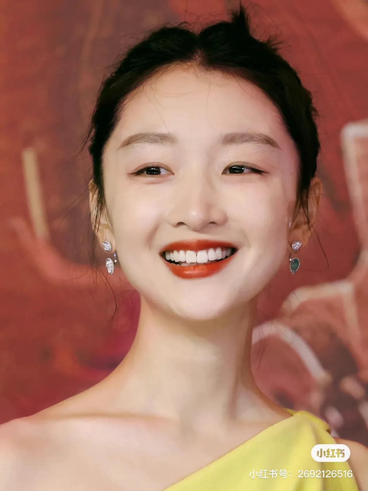 东方青年杂志社封面周冬雨,年轻花旦周冬雨