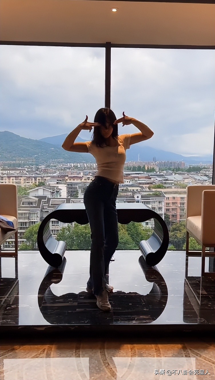 51岁钟丽缇玩冲浪晒好身材,钟丽缇出席活动力压柳岩