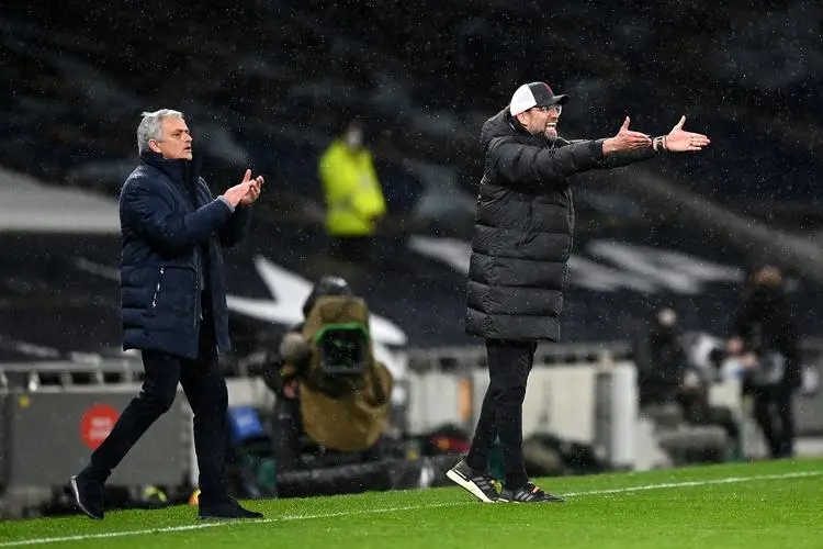 穆里尼奥在替补席愤怒站起来,穆里尼奥被罚下场在看台