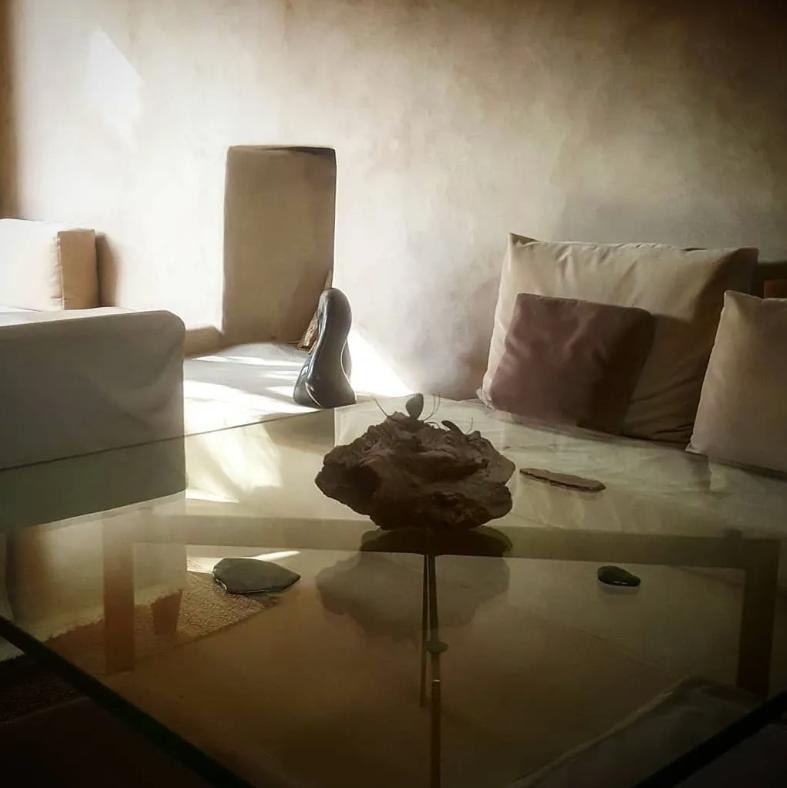 世界知名女画家独居沙漠35年！拒毕加索登门…网友：连家都是艺术