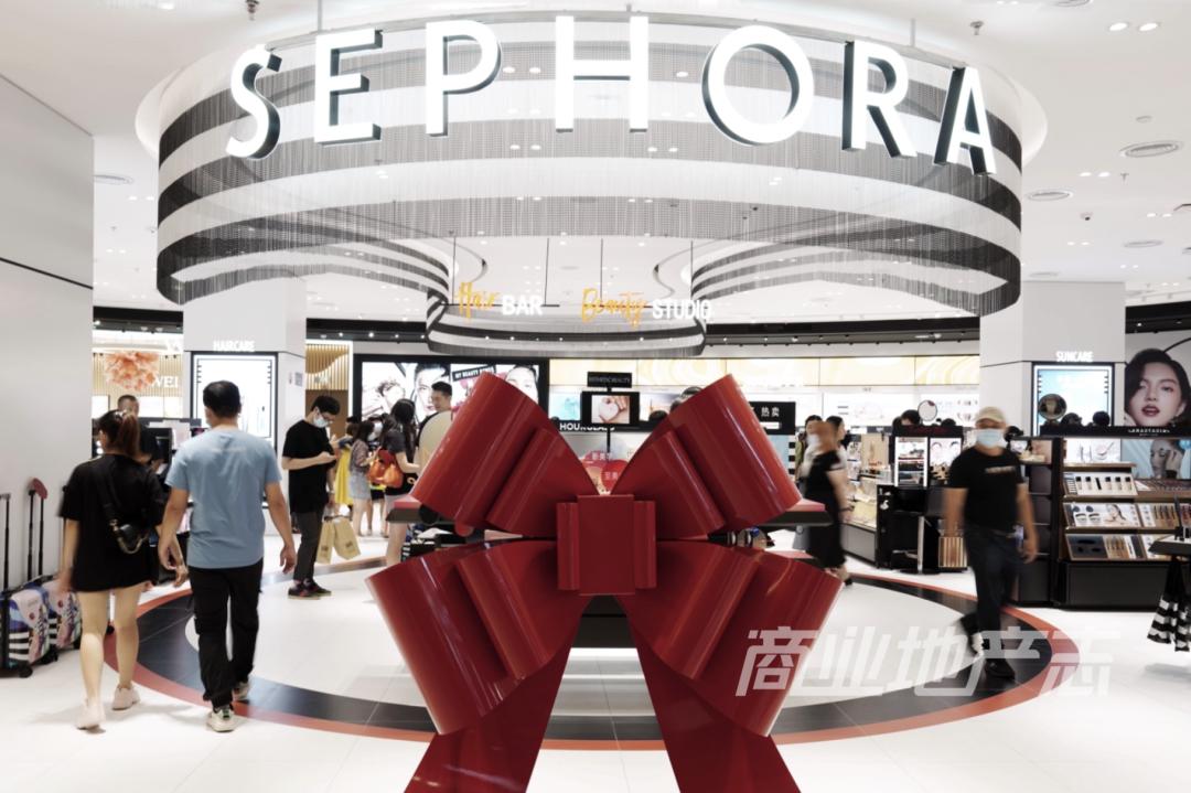 为了提升观察海口万象城的本地化视角,我在海口住了一整周