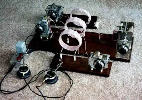 矿石收音机从风靡一时到沦为儿童玩具，围绕它的竞赛至今仍在继续