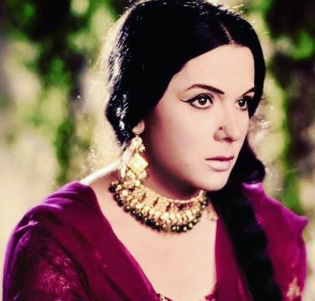 鍗板害閫夌編鐨囧悗鏅噷浜氬崱杈涙牸,鍗板害濂虫紨鍛樻櫘閲屼簹鍥剧墖