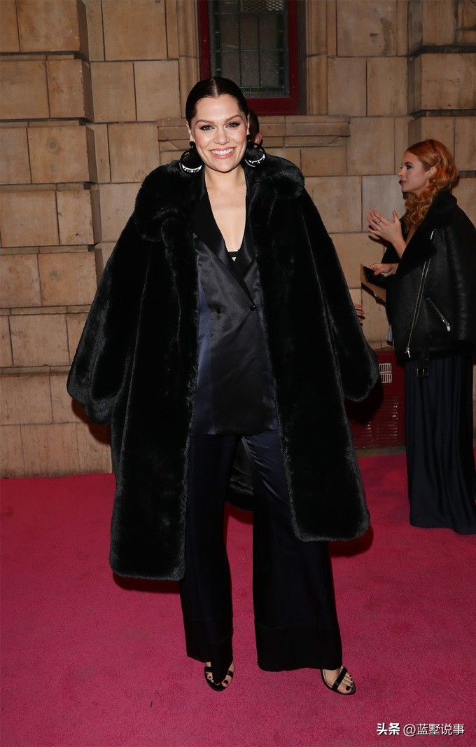 女明星冬天搭配,异域风情女明星穿衣